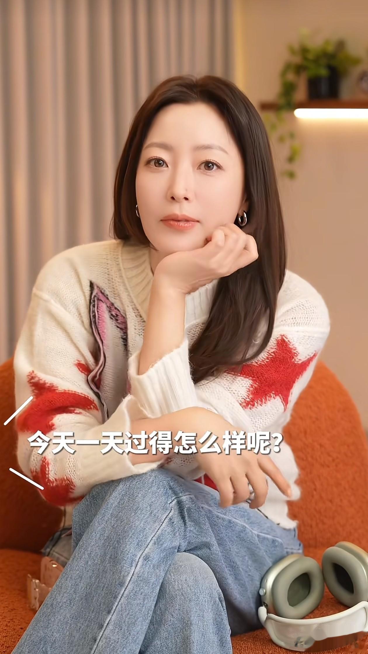 48岁金喜善最新穿搭：直发+毛衣+牛仔裤，减龄又高级，美得像28岁