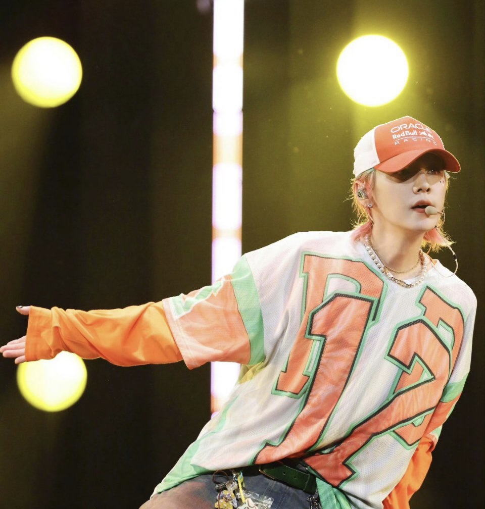 鹿晗扫腿舞引爆全场!这波操作太养眼啦!