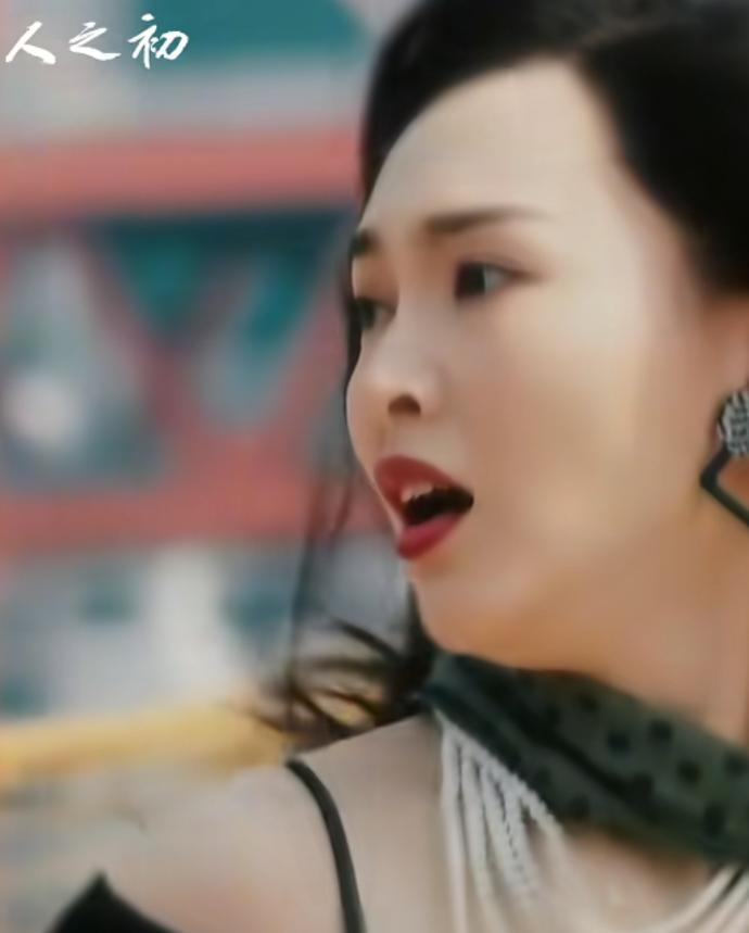 杨幂瘪嘴严重、赵丽颖眼褶多、唐嫣有了双下巴，85花纷纷陷初老