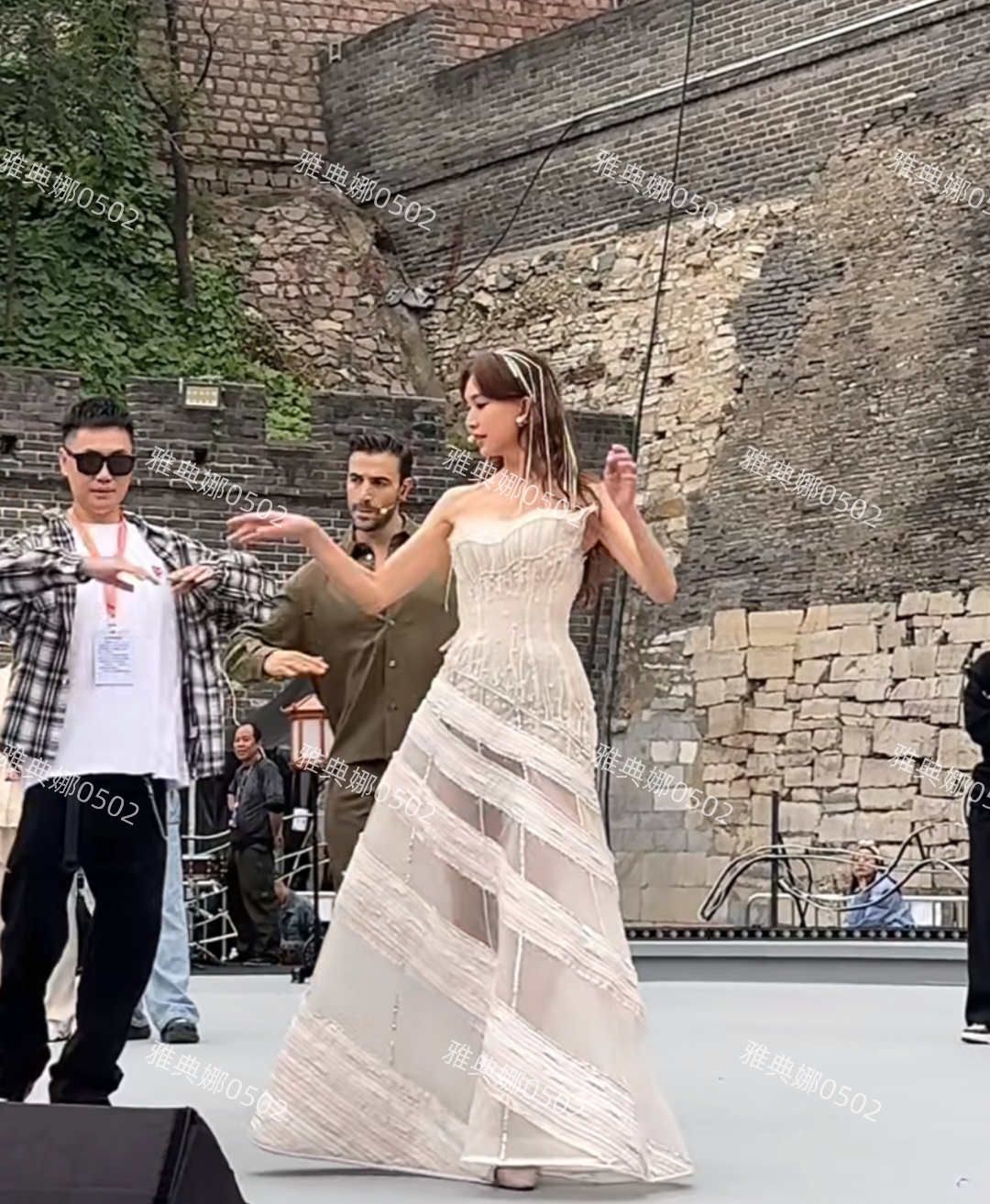 居庸关长城偶遇林志玲,51岁的她个子好高好苗条还是那么年轻女神