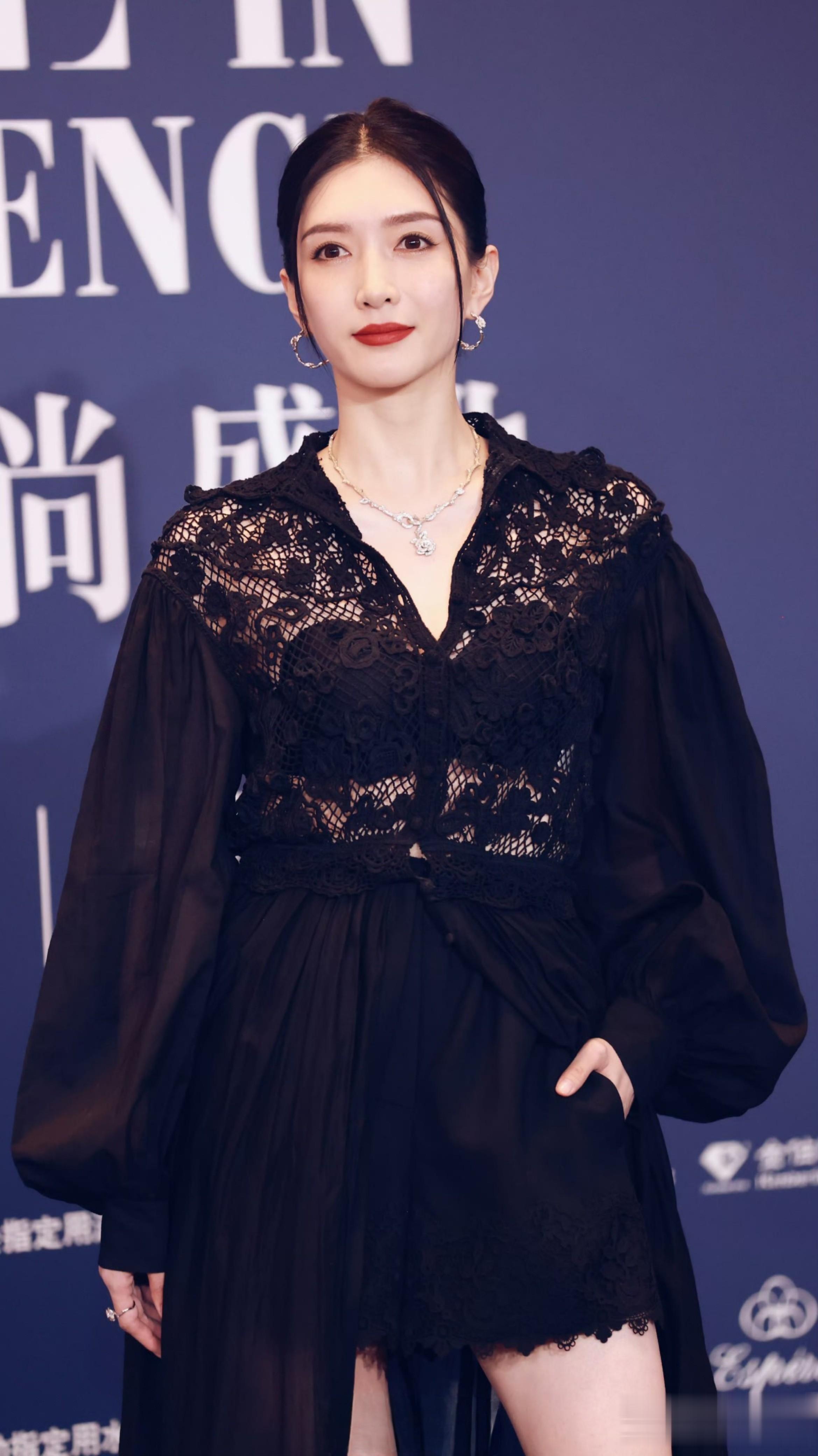 江疏影 费加罗红毯现场，冷白肤色在黑裙衬托下更显通透！