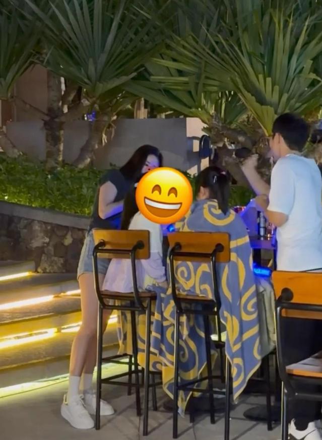 颖儿三亚酒店吃早餐！一大桌没吃两口就去找女儿，度假风穿搭好美