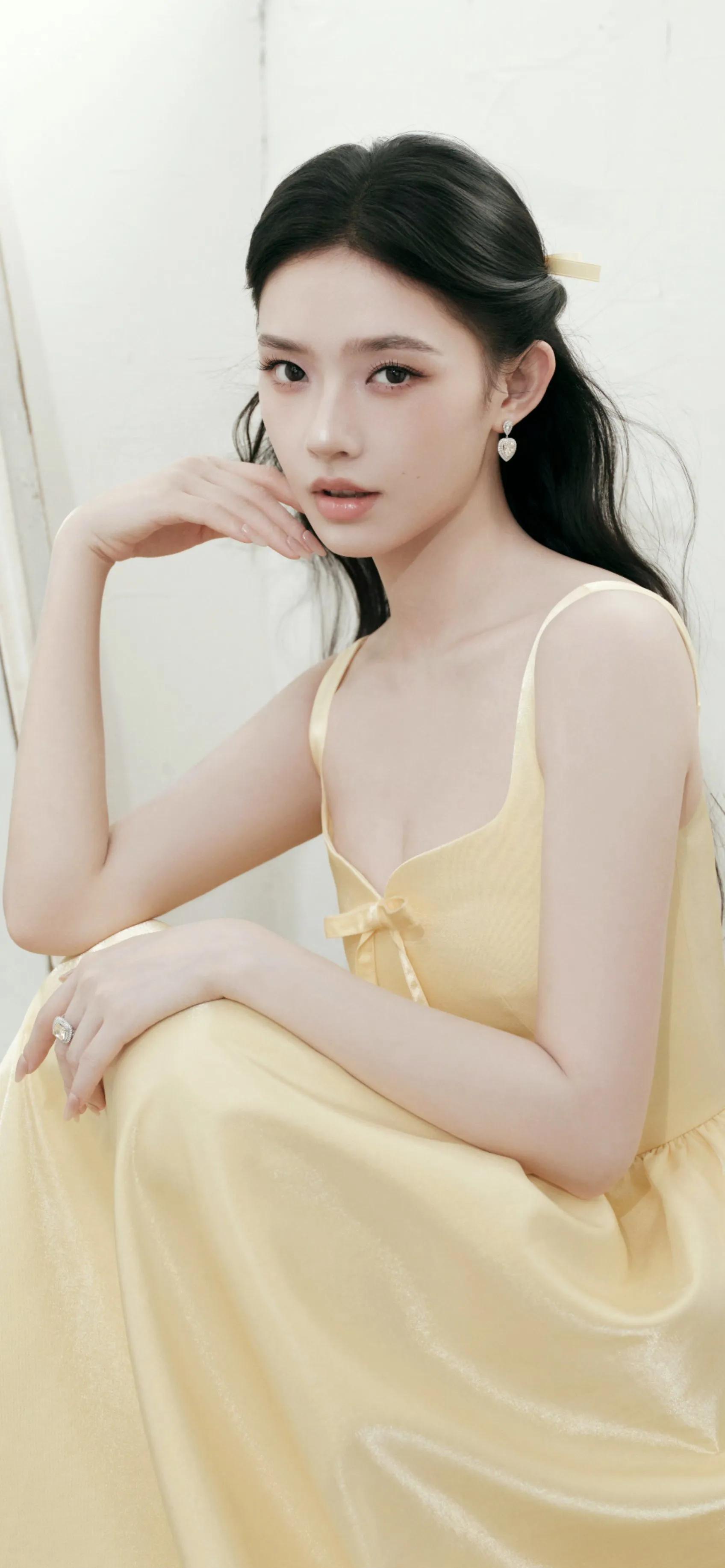 简约清新自然美，林允最新黄裙蝴蝶结高跟鞋造型壁纸，很美