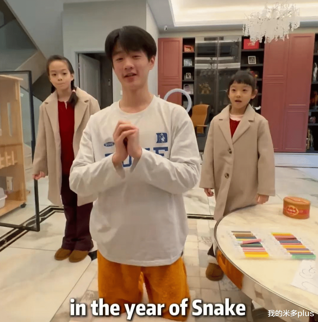 杨威儿子回武汉过年，15岁杨阳洋比爸爸高半头，俩妹妹还穿旧衣服