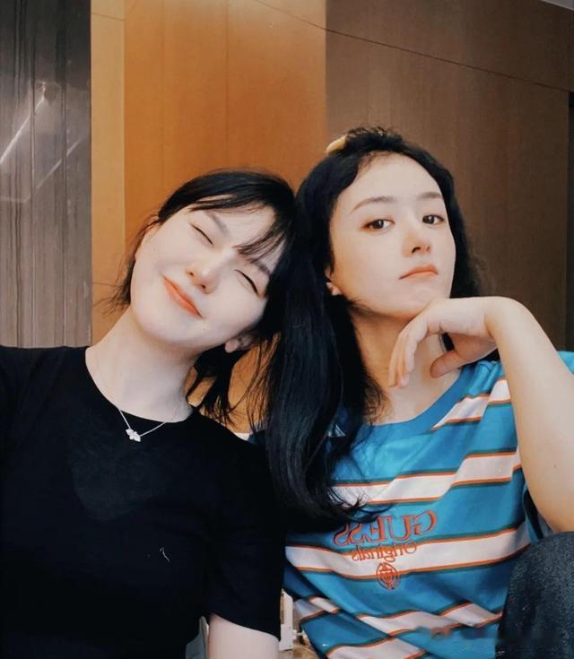 37岁赵丽颖与闺蜜聚会，打扮简单难掩明星光芒，美如20岁少女3