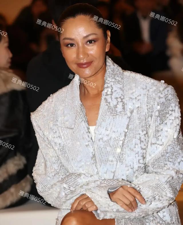 天啊，瞿颖怎么晒成老抽色？难怪她自我调侃跟红土场地融为一体了