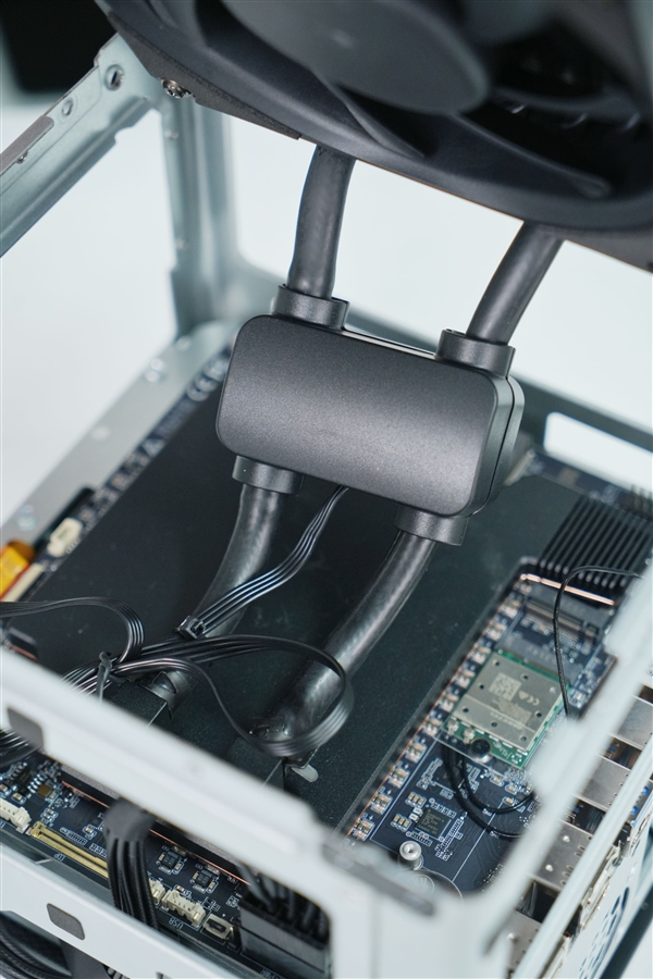 全球首個液冷迷你機！abee AI Station 395 Max工作站圖賞