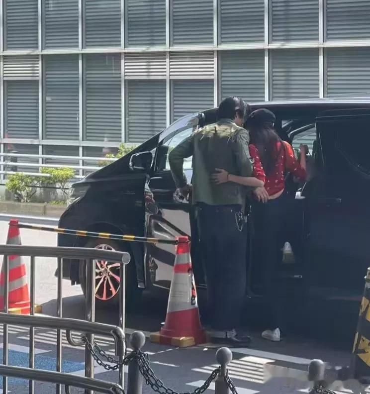 51岁林志玲和老公黑泽良平现身机场，夫妻俩当众又搂又抱，好恩爱