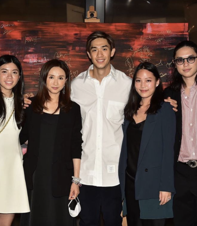 57岁吴婉芳在家过母亲节，吃了次子做的饼干，一脸幸福状态好年轻