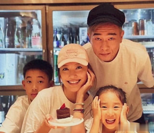 陈小春国庆晒娃引热议，网友：这确定是应采儿亲生的？