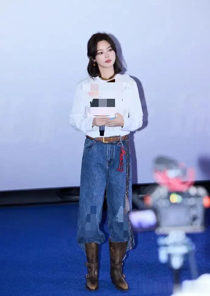 辛芷蕾真是穿搭高手！白色长T+阔腿裤+长筒靴，时髦又高级！