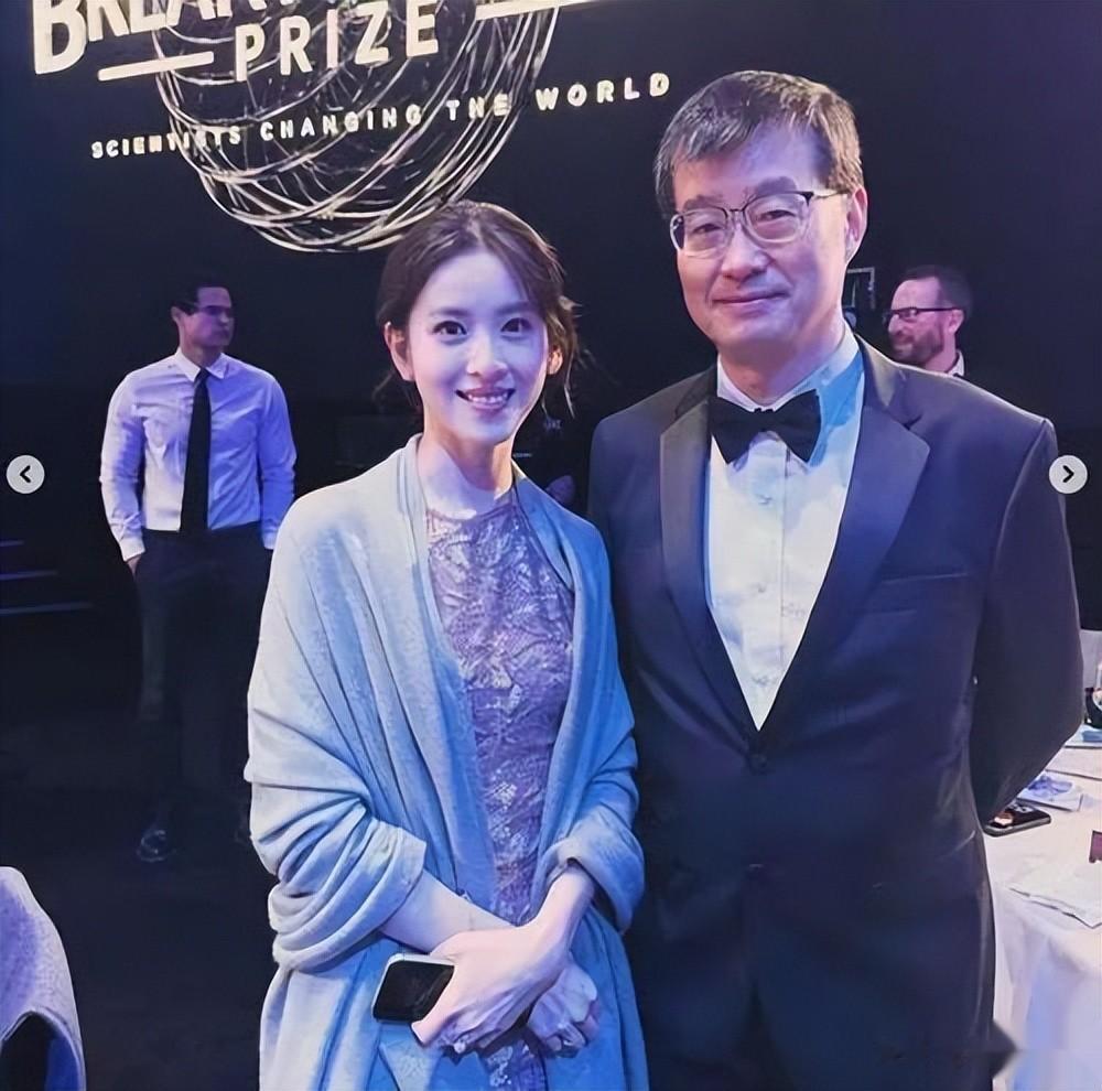 郭晶晶章泽天出席香港科学晚宴，同是豪门阔太，却都不忘自我发展