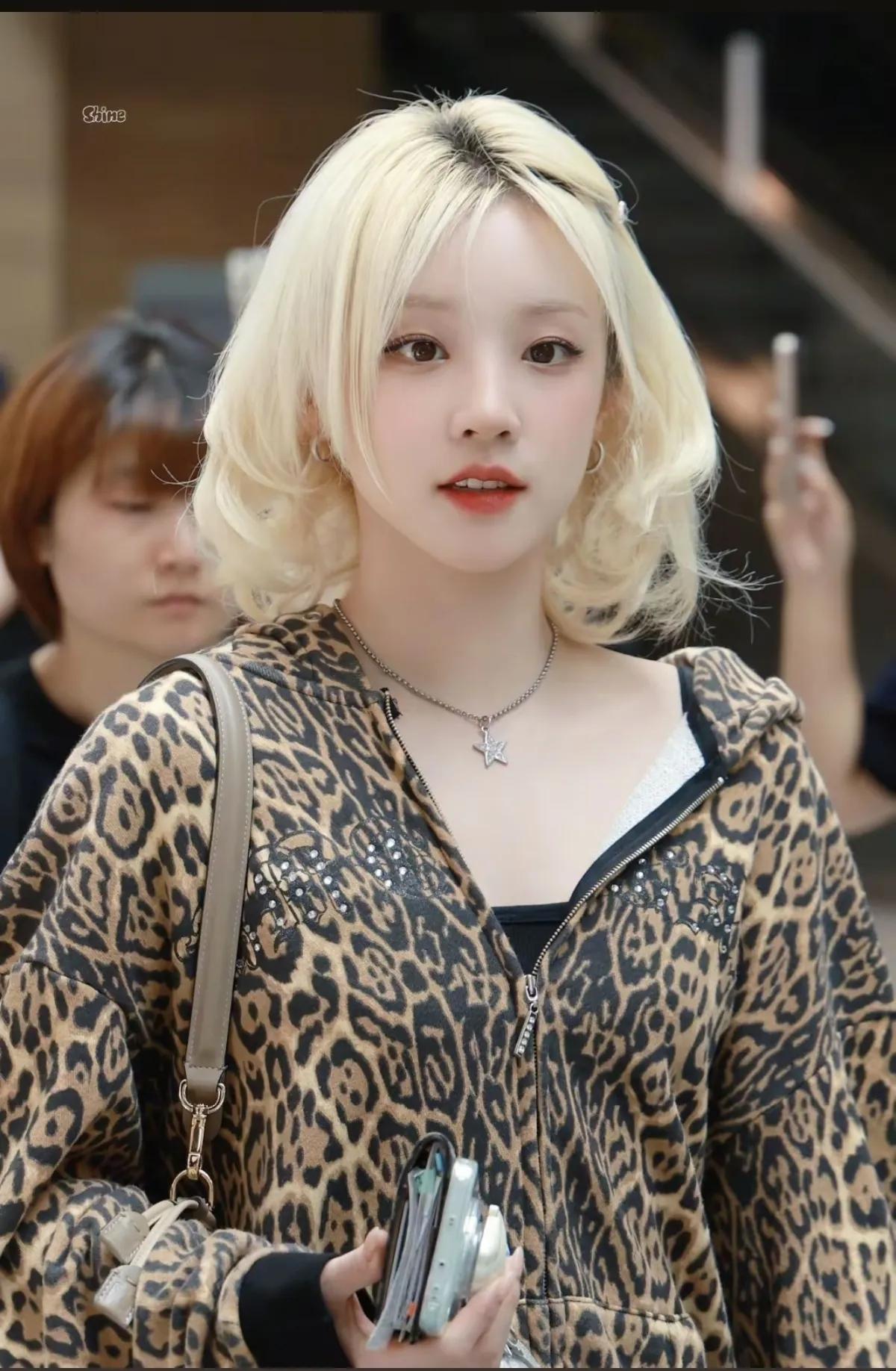 宋雨琦韩国机场被偶遇，穿豹纹外套搭短裙很时尚，整个人又白又瘦