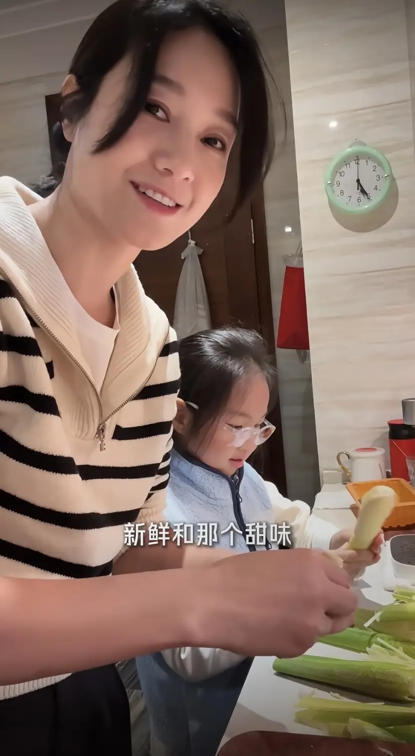 44岁朱丹回金华老家！穿水靴割茭白，吃大碗猪油面， 妈妈罕见露面