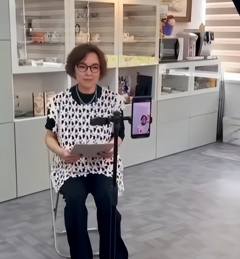 原来他们是夫妻！两个都是上海知名主持人，如今经商公司价值过亿