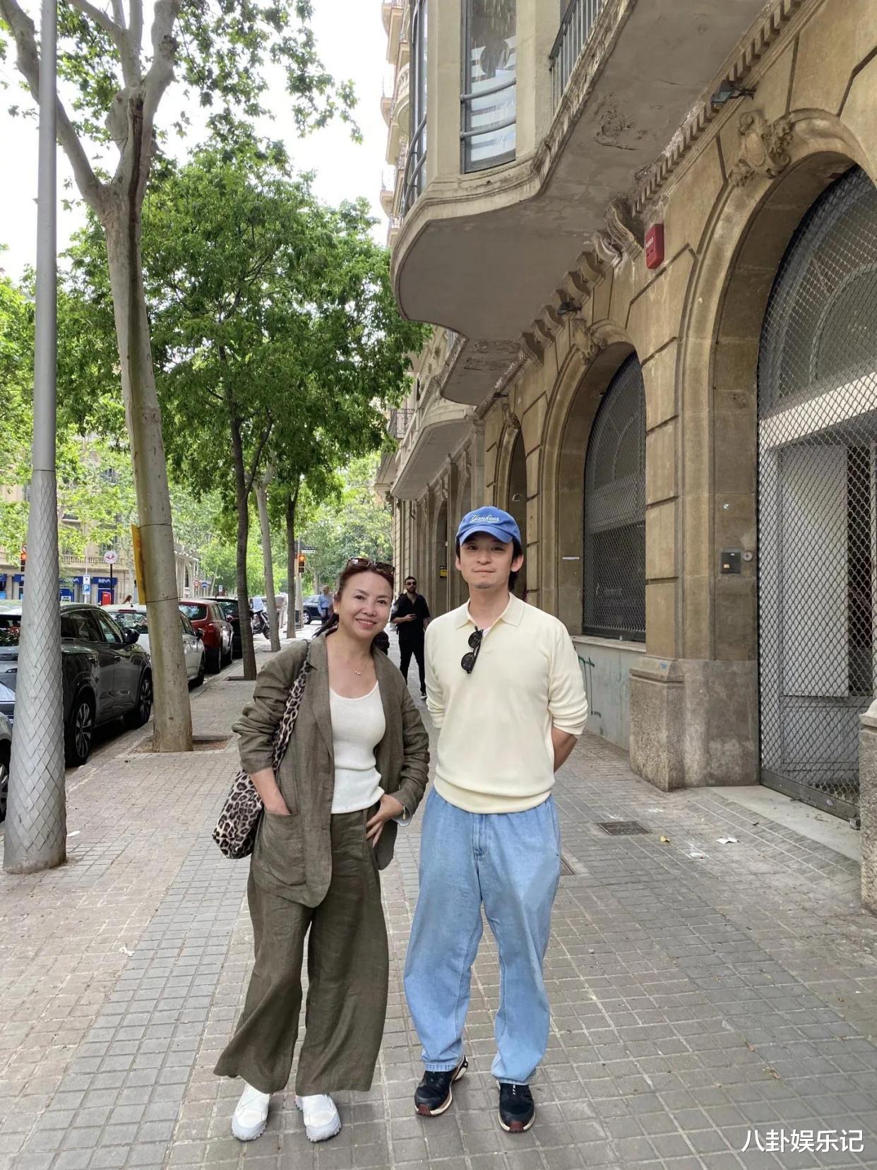 32岁董子健在巴塞罗那度假，穿搭却被嘲土气，没刮胡茬显邋遢