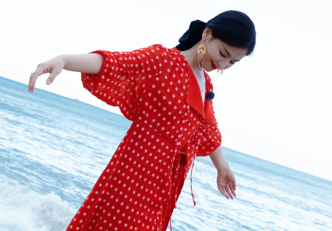 刘涛阿姨海边放飞自我,光脚丫玩水好开心