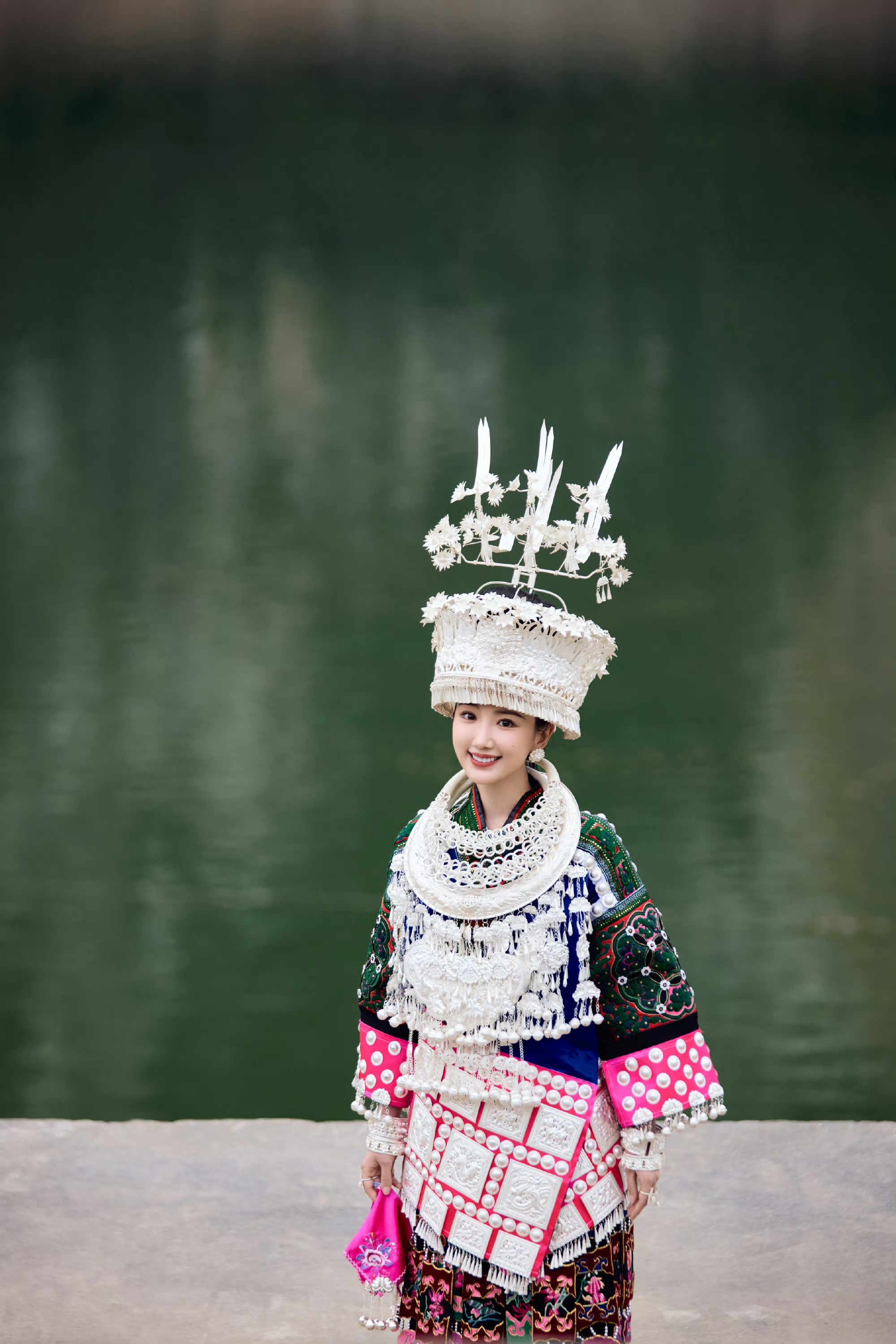 毛晓彤盛装碎片掉落中，穿梭在山水中的时光化作银铃碰撞的脆响