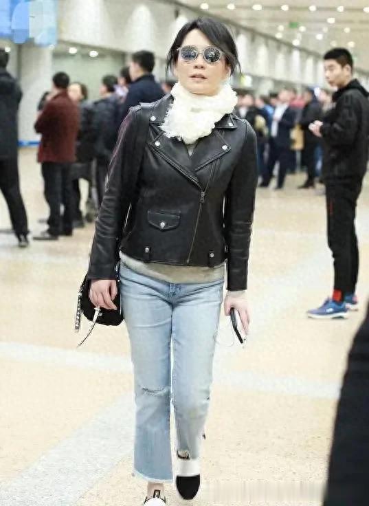 俞飞鸿的气质真是出挑！穿黑色皮衣+牛仔裤，简约又高级！