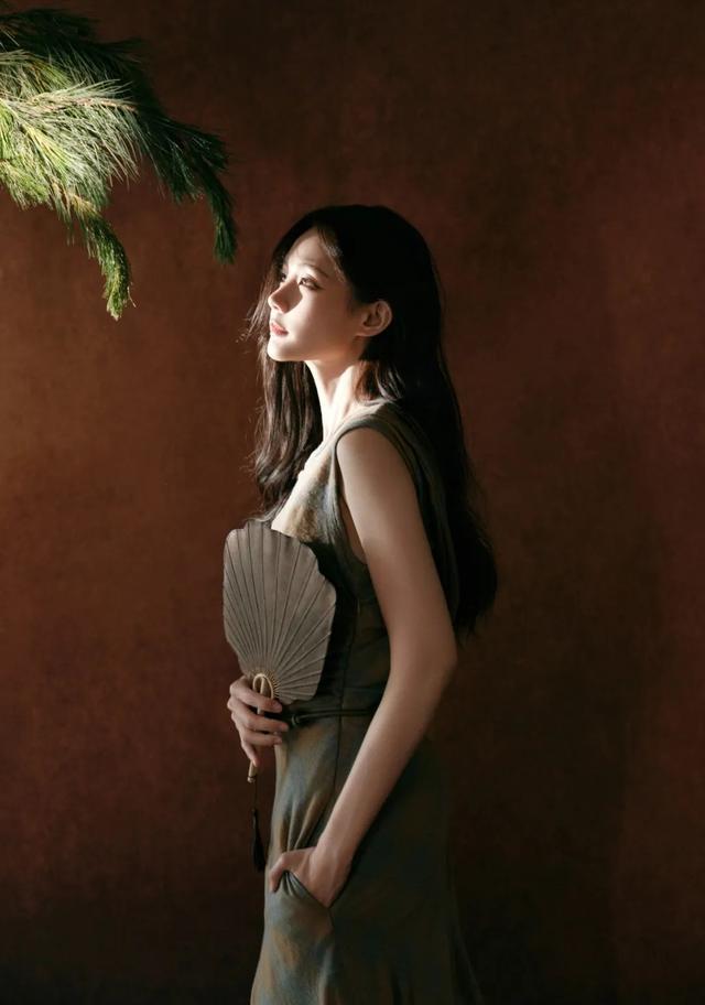 李一桐轻盈自由，演绎都市摩登。