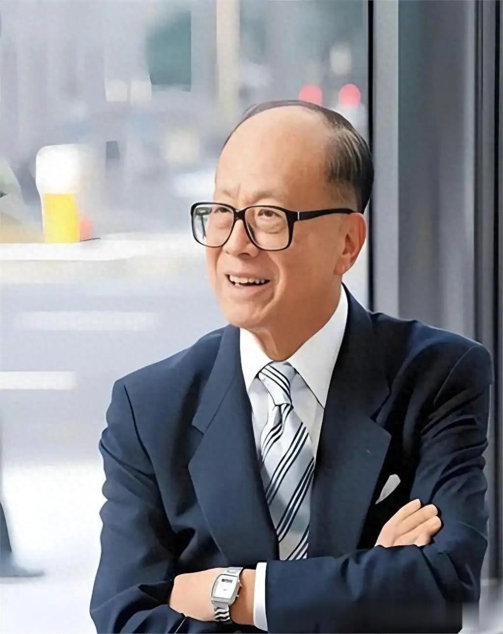 李嘉诚大儿媳王俪桥游艇出海照,身材宛如少女,闺蜜是大刘前女友