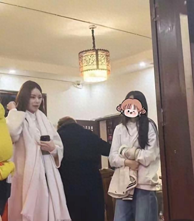 小玥儿衣品越来越好,气质文静,很温柔,五官,神态很像亲妈大S