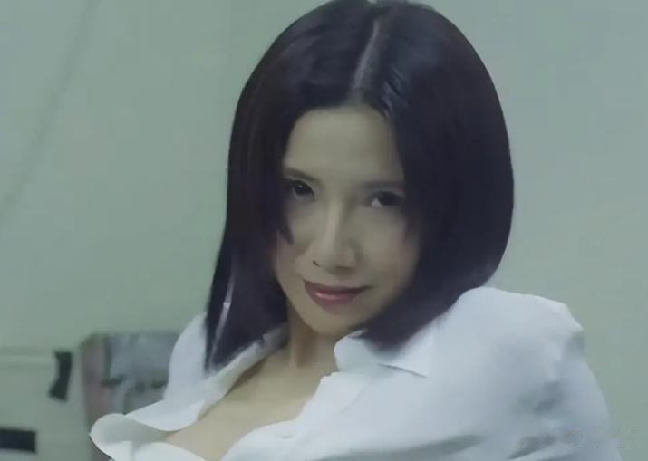 香港性感“江湖大嫂”复出，逆生长惊呆网友，自曝旧照黑到认不出