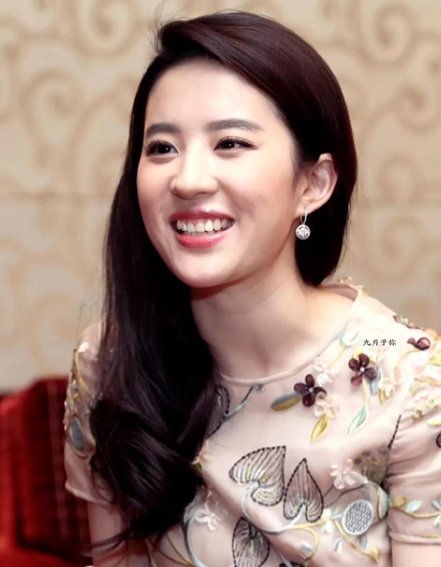 五百多天不进组,爱吃火锅和烤肉,刘亦菲活成内娱羡慕的样子