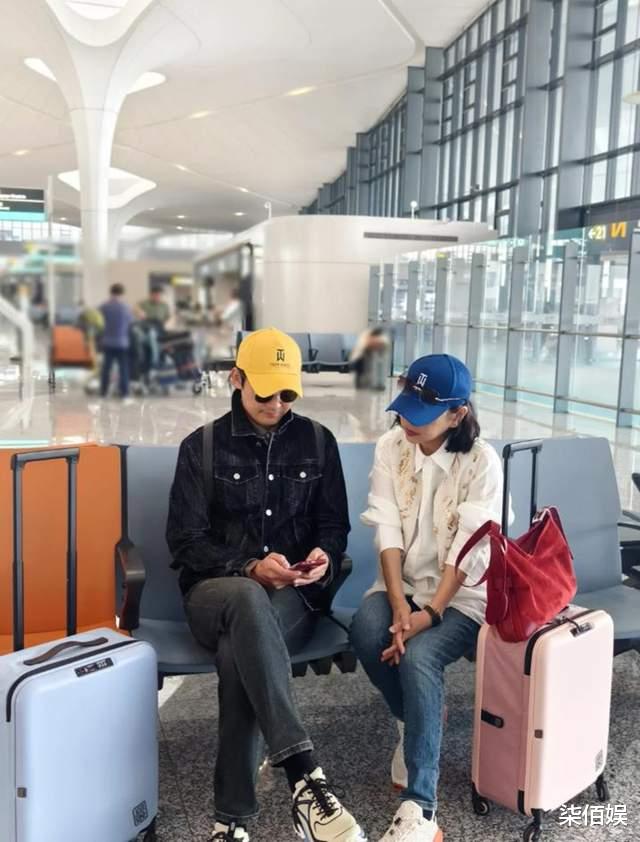 陈松伶张铎走机场，一眼就能看出年龄差，但俩人站一起就是很和谐