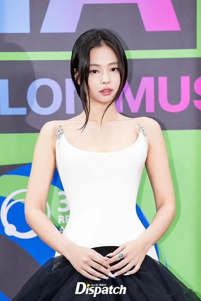 jennie的MMA舞台偷文化，穿毛笔字的衣服，粉丝表示汉字不算中文