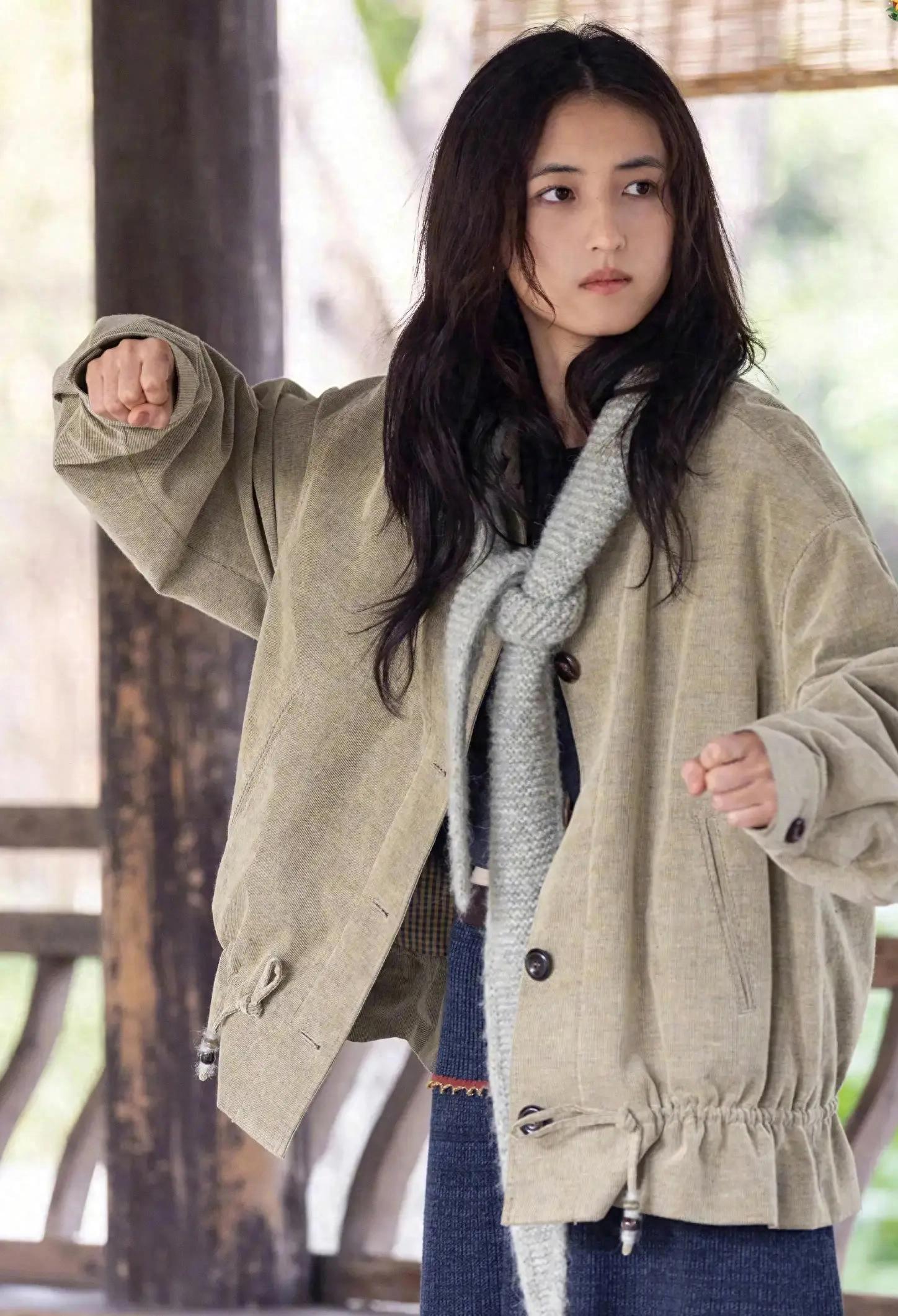 张子枫手臂惊现10厘米伤疤真相曝光！把伤痕当勋章