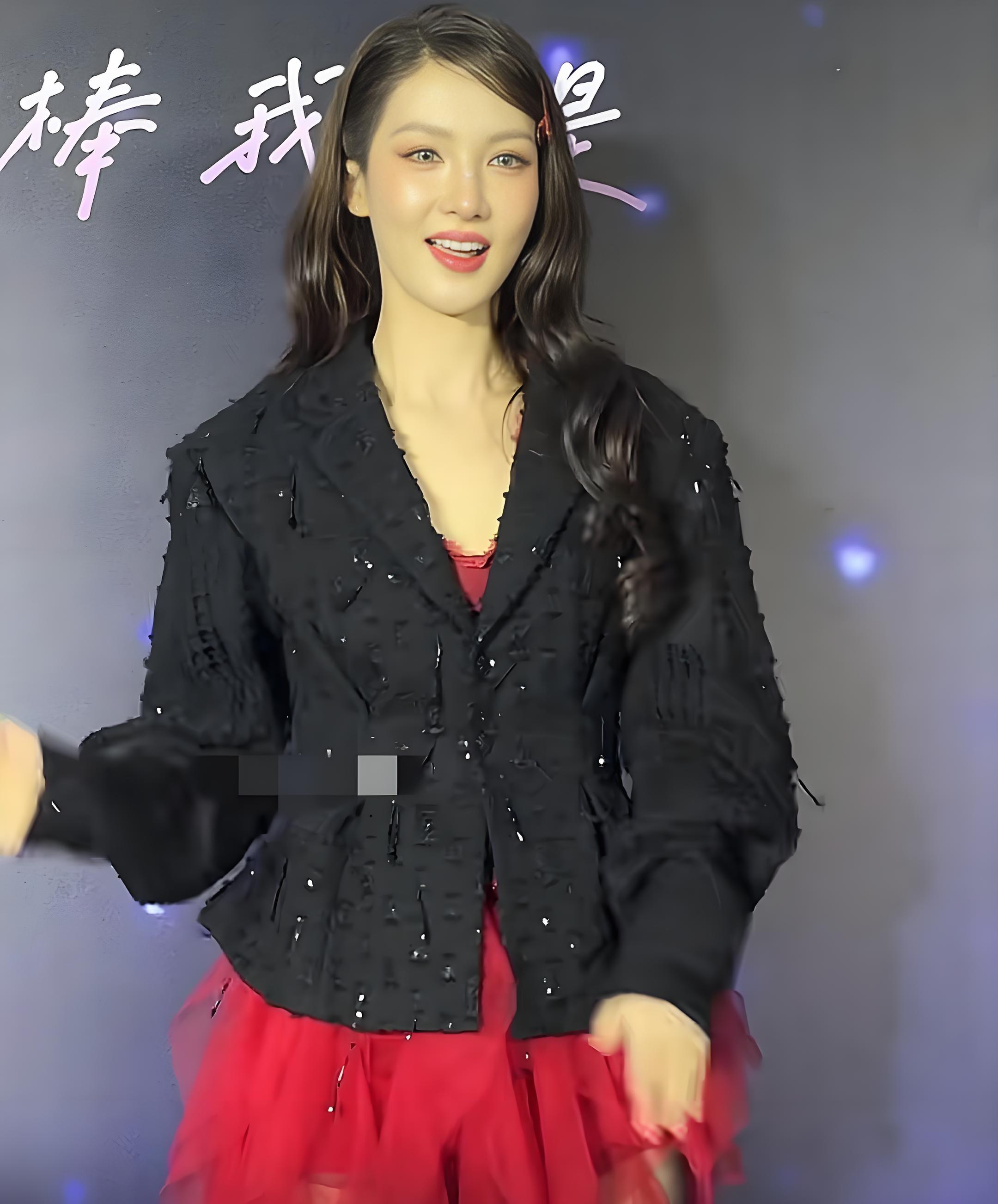 35岁金晨最新露面认不出，浓妆艳抹似泰星，网友震惊:这是本人？