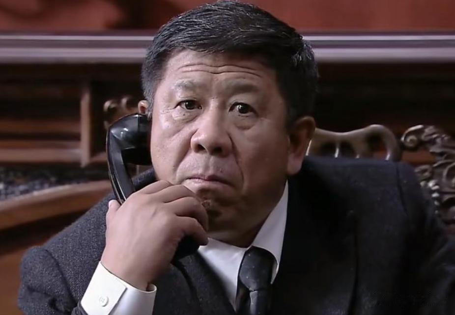 同样是演特务科高科长,将程煜跟倪大红放一起,两者差距一目了然