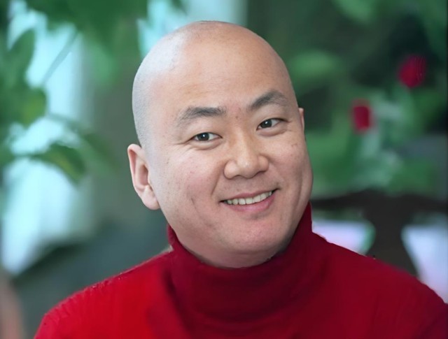 58岁郭冬临现状:身形消瘦,无儿无女定居北京,闲着没事拍拍视频