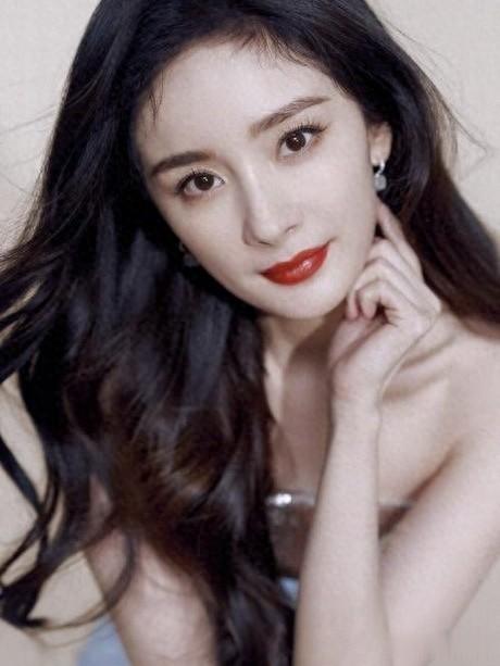 39岁杨幂为啥还能圈路人？生图争议不断，为啥偶遇都夸真实？