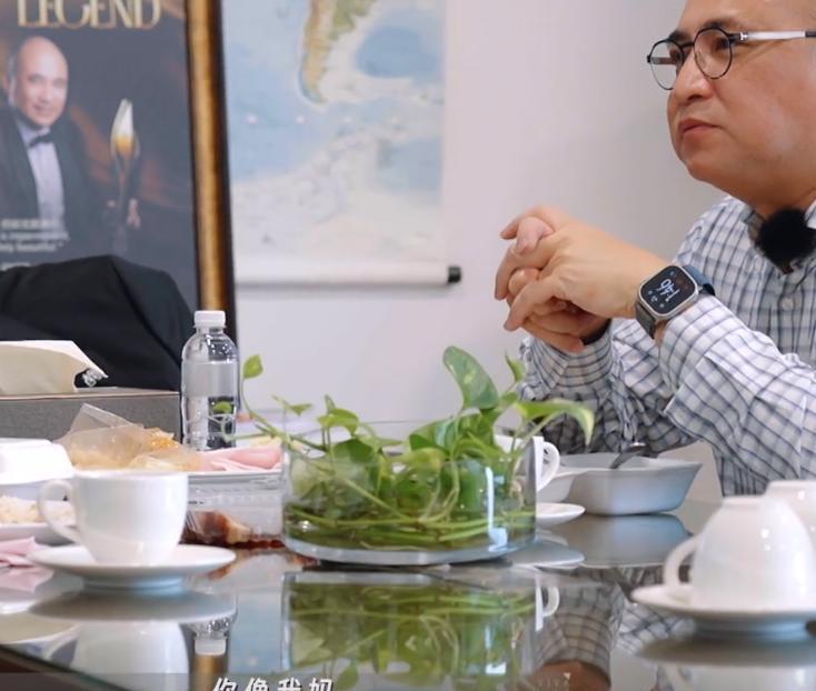 胡静16岁儿子驼背瘦小，饮食习惯引担忧，豪门生活真相揭秘？