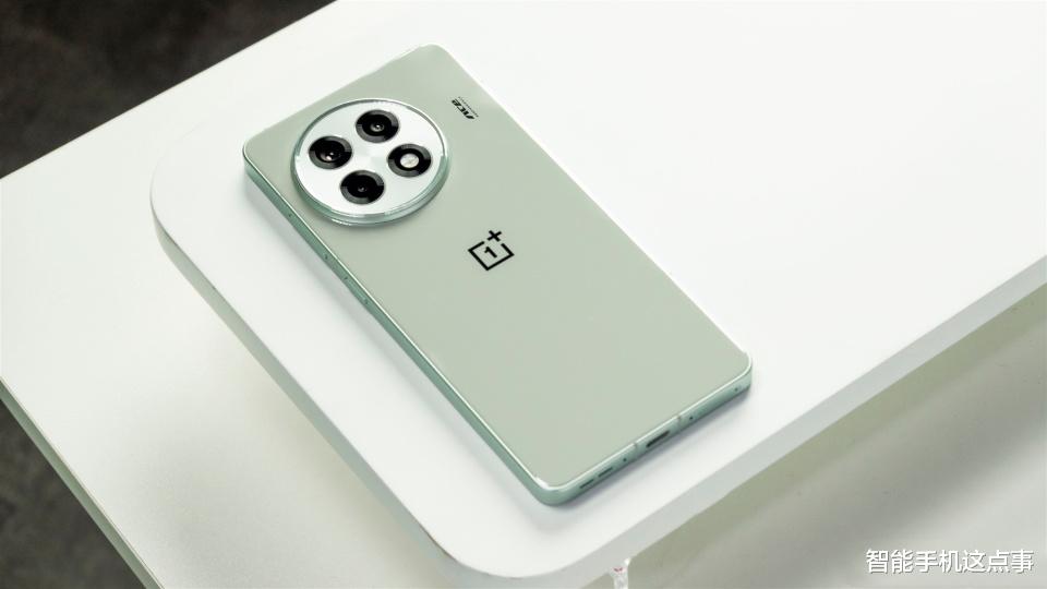 十月機圈大亂斗：紅米、真我、iQOO、一加，均雙杯齊發！