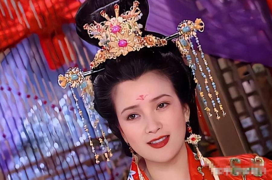 何晴告别仪式上，前后一个特殊的变动让人泪目，她可以安心的走了