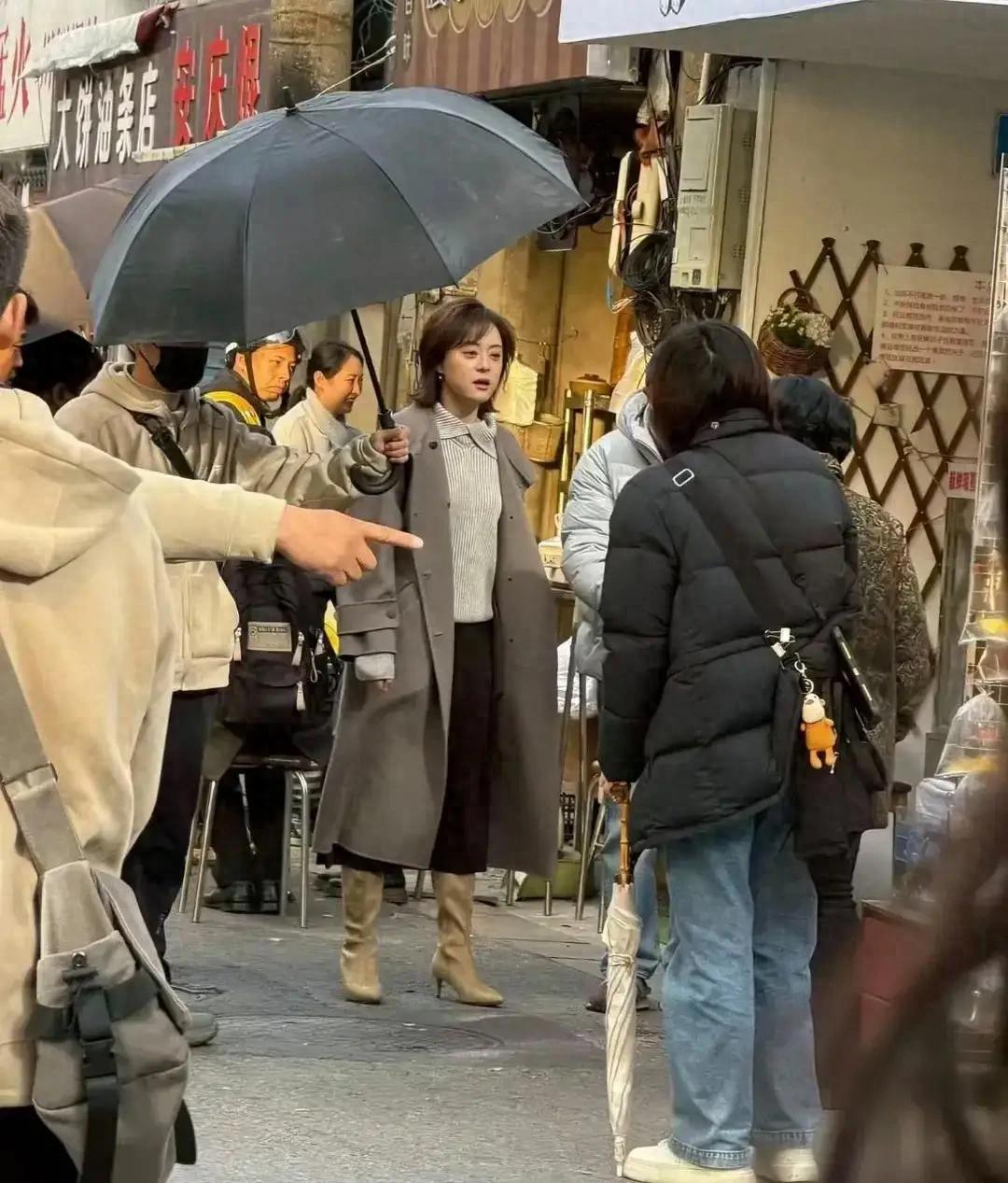 43岁孙俪在无锡拍戏被偶遇，她留着短发，穿毛呢大衣搭长靴，真美