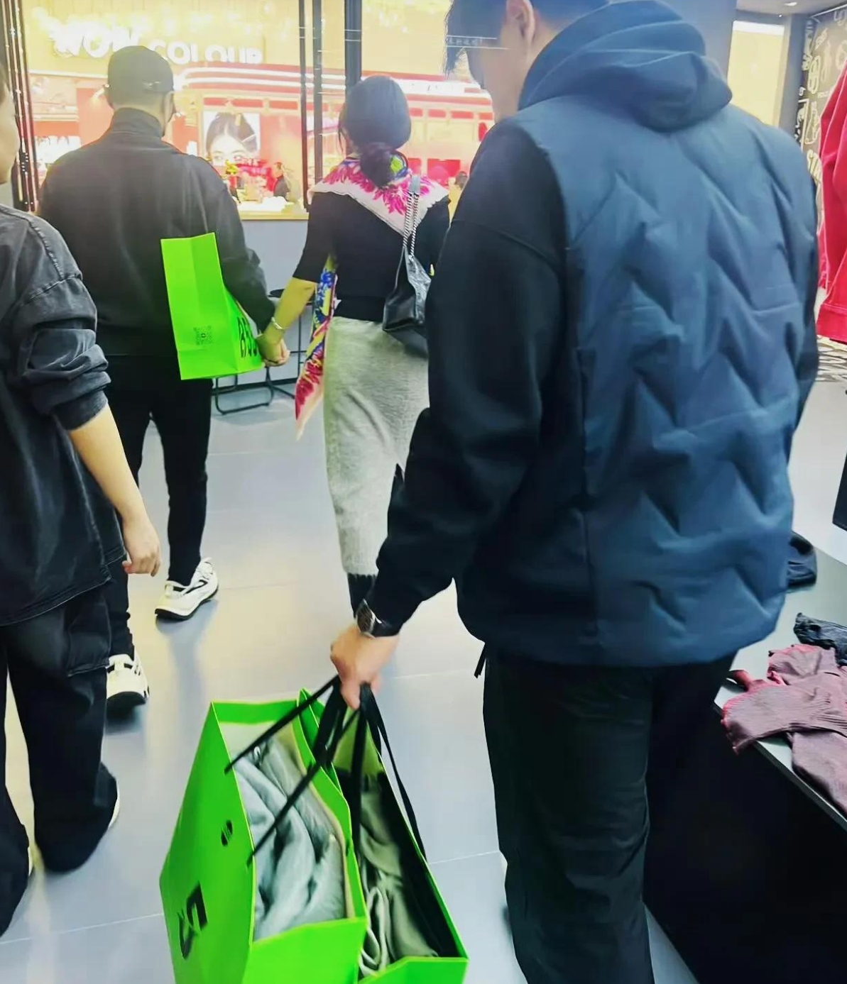 汪峰第五次当爸?新疆街头甜蜜扫货三大袋,森林北四月孕肚藏不住