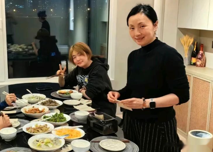 徐峥陶虹17岁女儿正面照曝光，客厅挑高超10米，可惜人“长残”了