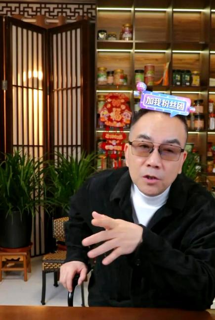 63岁晚节不保!杨议被扒底朝天,原来收美女徒弟只是冰山一角