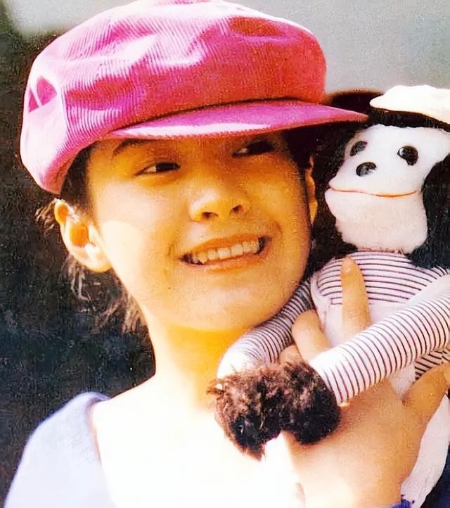 嫁大13岁名导被捧红，丈夫病逝后不愿再演戏，今55岁未婚无子嗣