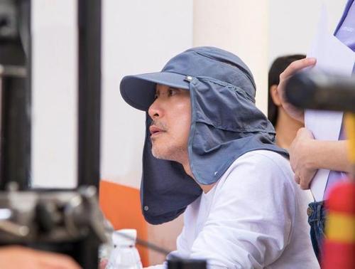 看完周星驰片场照片,就能明白为啥他在圈里没人缘了