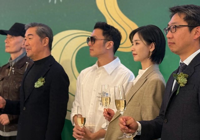 三里屯电影城合影暴露咖位,成龙冯小刚靠边站,c位无人敢争!