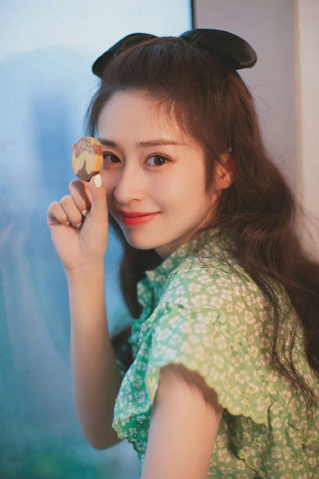 颖儿森林绿碎花裙:养眼清新,甜笑可人 ???