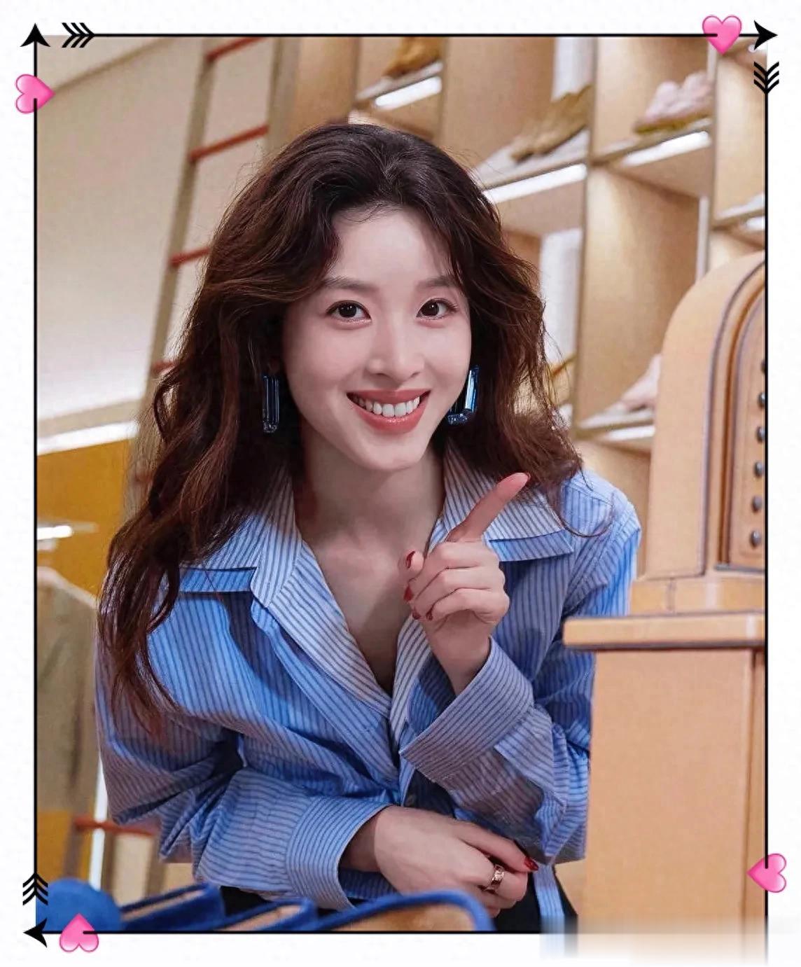 章泽天在迪拜打网球，一身运动穿搭，少女感十足，手臂线条抢镜！