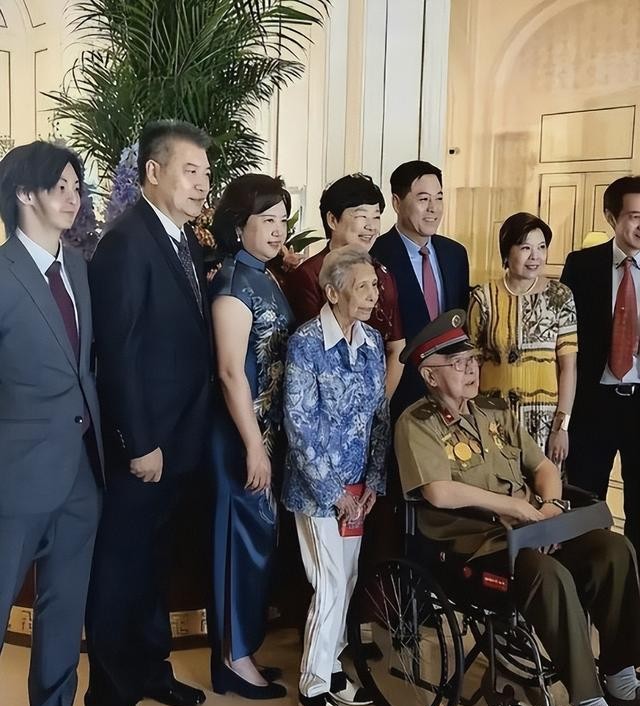 张怡宁参加婚礼哭了，64岁丈夫一直咳嗽，看着很老，还是袁立前任