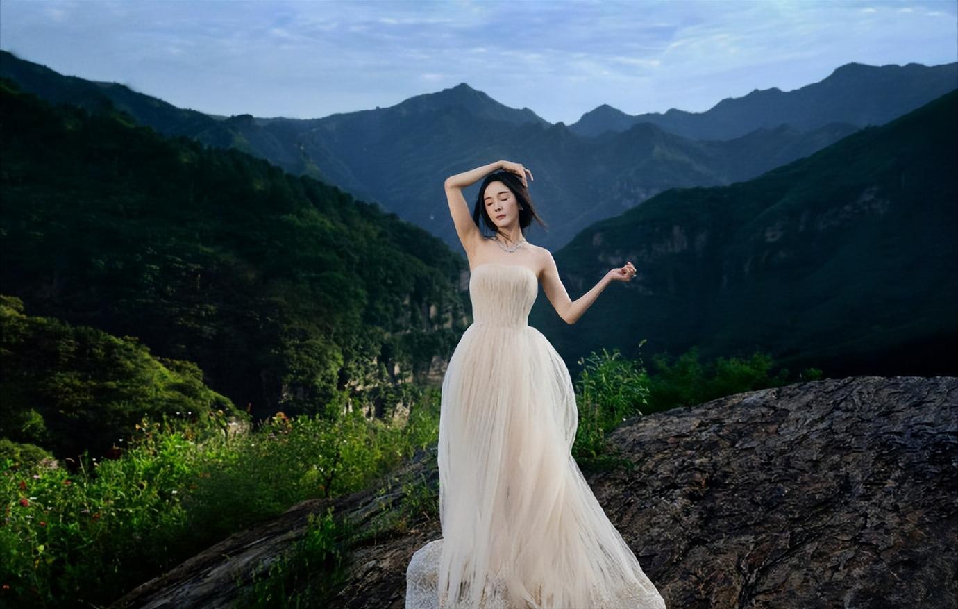 39岁杨幂庆生！皮肤透白骨感分明，迪丽热巴祝词沉重被嘲“无脑”