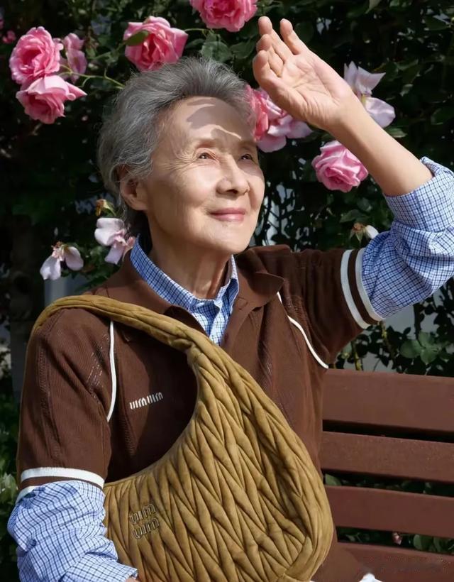 吴彦姝北京被偶遇,她包上挂着labubu好潮,87岁依旧优雅迷人